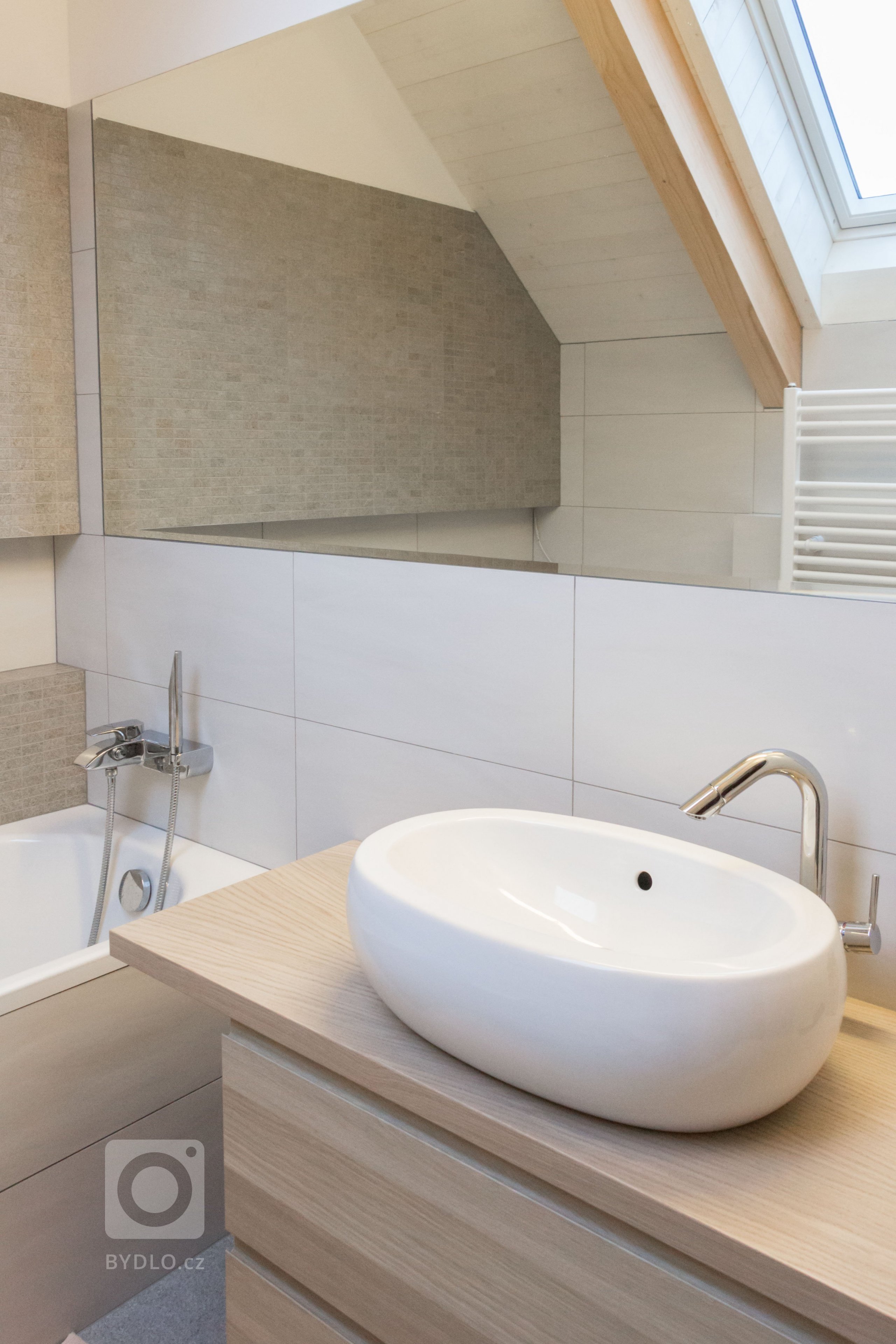 rodinný dom zo 60. rokov sme kompletne zrekonštruovali do novej súčasnej architektúry. budova sa nachádza na vidieku v horách. drevený obklad bol kľúčovým…