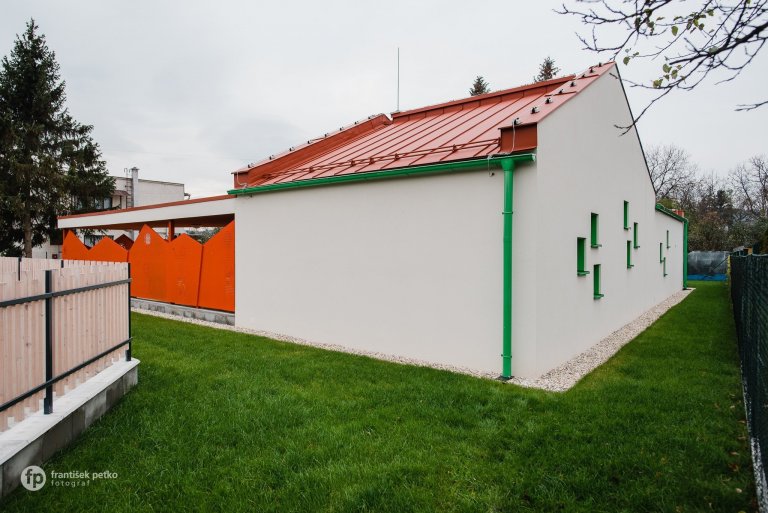 Máme veľkú radosť, že projekt novostavby detských jaslí v obci Predmier, okres Bytča dosiahol svoju reálnu podobu. Nahliadnite do čistých a útulných priestorov…