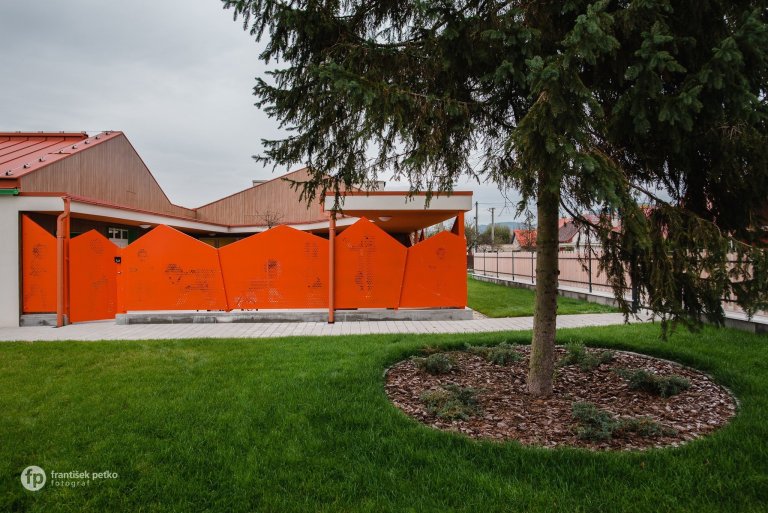 Máme veľkú radosť, že projekt novostavby detských jaslí v obci Predmier, okres Bytča dosiahol svoju reálnu podobu. Nahliadnite do čistých a útulných priestorov…