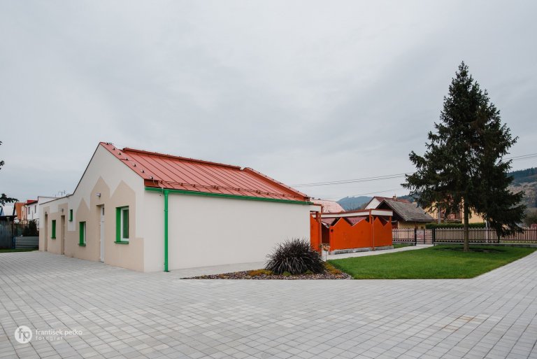 Máme veľkú radosť, že projekt novostavby detských jaslí v obci Predmier, okres Bytča dosiahol svoju reálnu podobu. Nahliadnite do čistých a útulných priestorov…