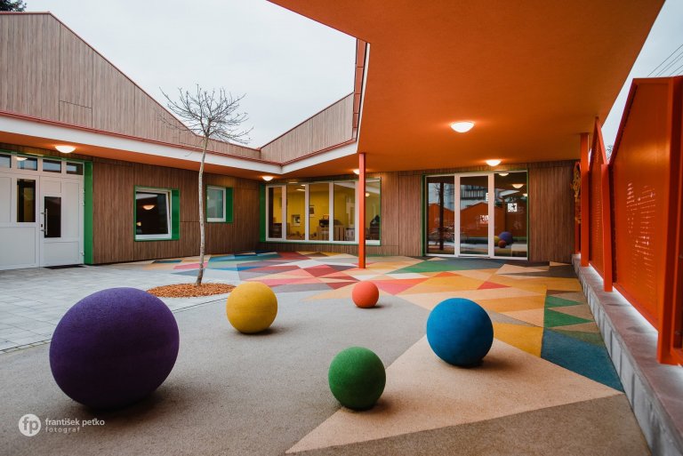 Máme veľkú radosť, že projekt novostavby detských jaslí v obci Predmier, okres Bytča dosiahol svoju reálnu podobu. Nahliadnite do čistých a útulných priestorov…