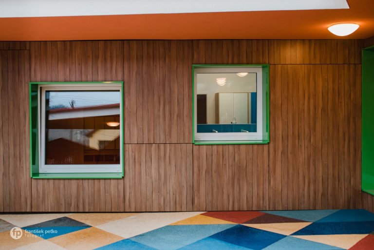 Máme veľkú radosť, že projekt novostavby detských jaslí v obci Predmier, okres Bytča dosiahol svoju reálnu podobu. Nahliadnite do čistých a útulných priestorov…