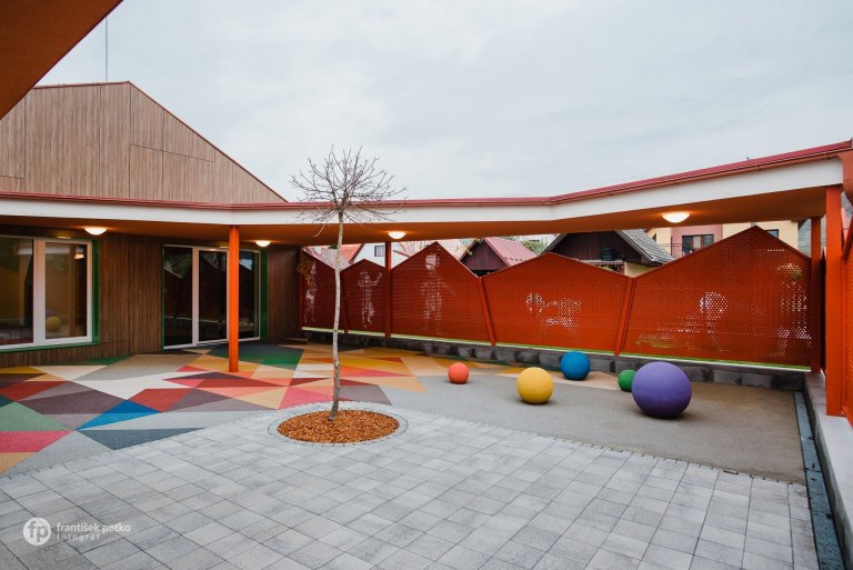 Máme veľkú radosť, že projekt novostavby detských jaslí v obci Predmier, okres Bytča dosiahol svoju reálnu podobu. Nahliadnite do čistých a útulných priestorov…