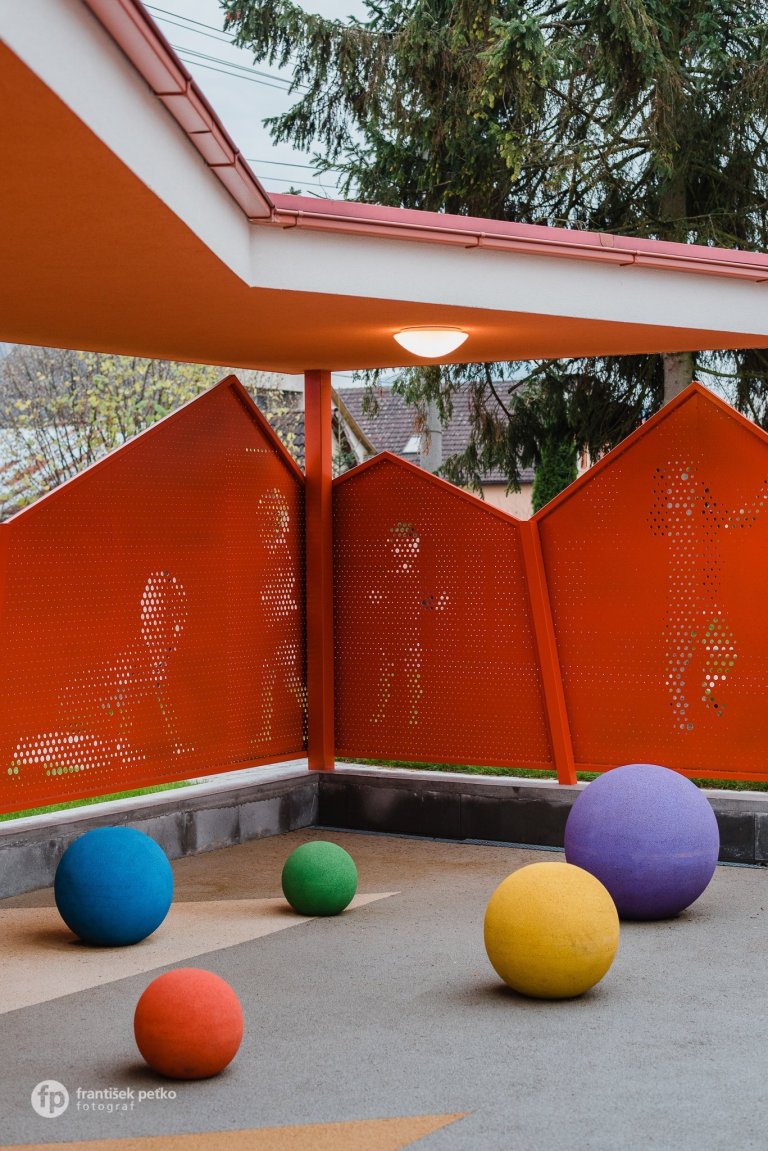 Máme veľkú radosť, že projekt novostavby detských jaslí v obci Predmier, okres Bytča dosiahol svoju reálnu podobu. Nahliadnite do čistých a útulných priestorov…