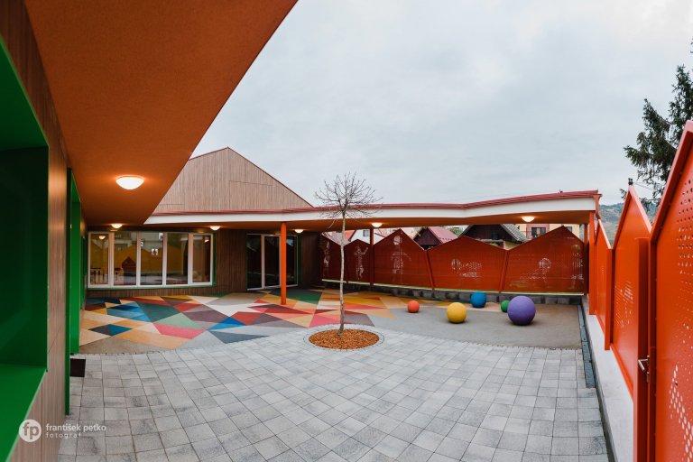 Máme veľkú radosť, že projekt novostavby detských jaslí v obci Predmier, okres Bytča dosiahol svoju reálnu podobu. Nahliadnite do čistých a útulných priestorov…