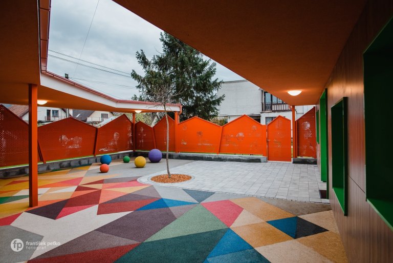 Máme veľkú radosť, že projekt novostavby detských jaslí v obci Predmier, okres Bytča dosiahol svoju reálnu podobu. Nahliadnite do čistých a útulných priestorov…