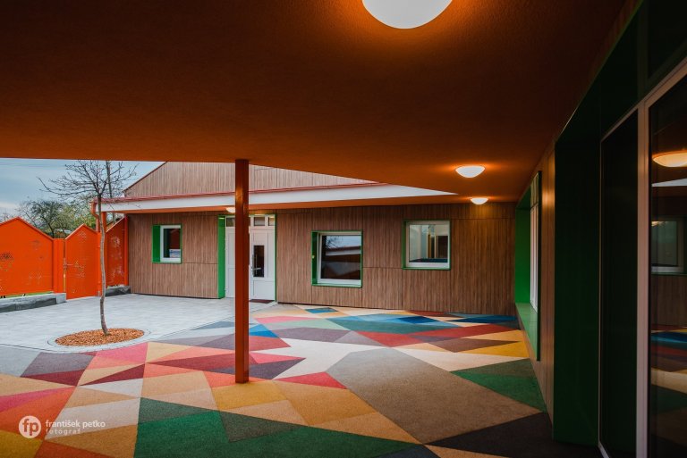 Máme veľkú radosť, že projekt novostavby detských jaslí v obci Predmier, okres Bytča dosiahol svoju reálnu podobu. Nahliadnite do čistých a útulných priestorov…