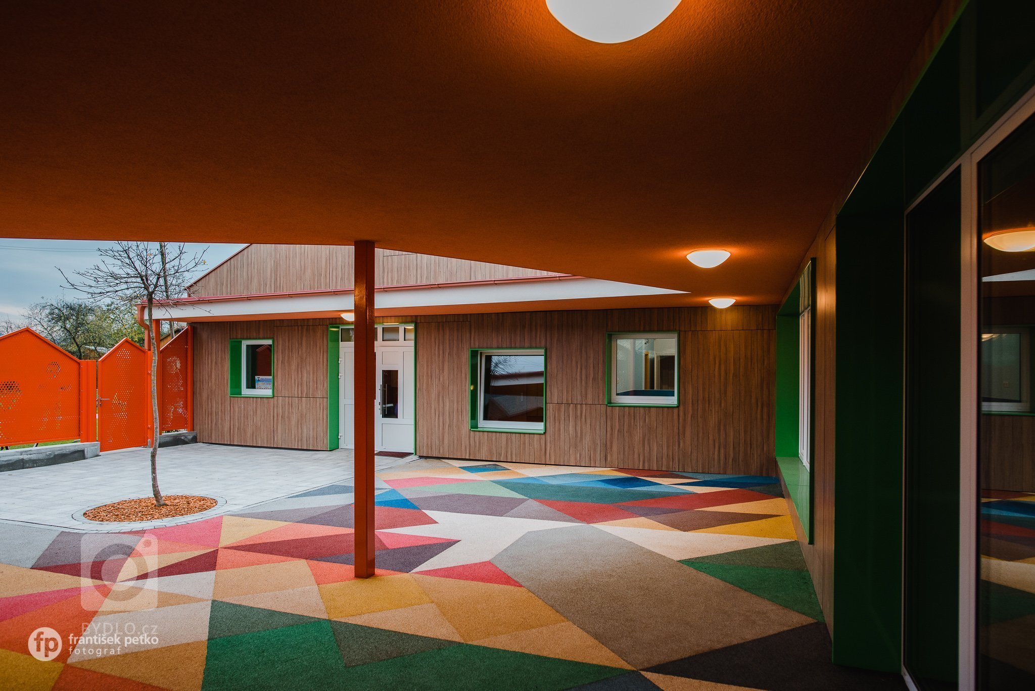 Máme veľkú radosť, že projekt novostavby detských jaslí v obci Predmier, okres Bytča dosiahol svoju reálnu podobu. Nahliadnite do čistých a útulných priestorov…