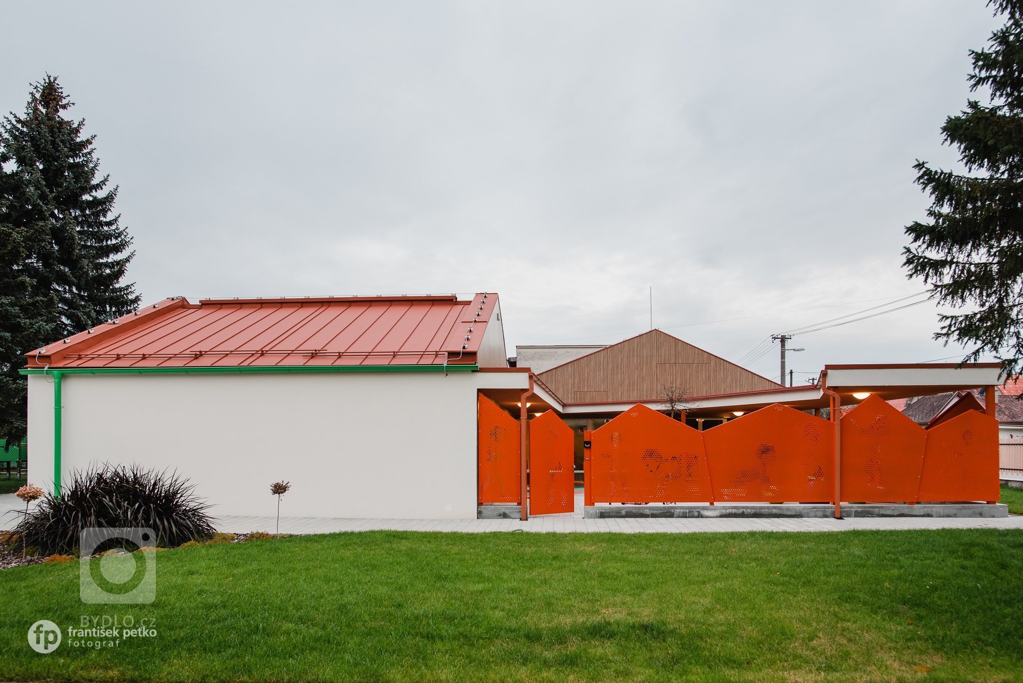 Máme veľkú radosť, že projekt novostavby detských jaslí v obci Predmier, okres Bytča dosiahol svoju reálnu podobu. Nahliadnite do čistých a útulných priestorov…