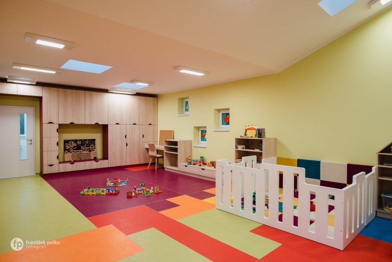 Máme veľkú radosť, že projekt novostavby detských jaslí v obci Predmier, okres Bytča dosiahol svoju reálnu podobu. Nahliadnite do čistých a útulných priestorov…