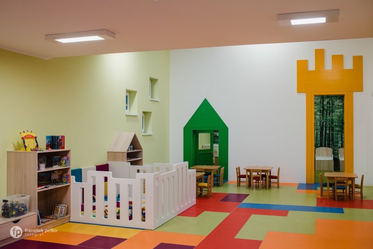 Máme veľkú radosť, že projekt novostavby detských jaslí v obci Predmier, okres Bytča dosiahol svoju reálnu podobu. Nahliadnite do čistých a útulných priestorov…