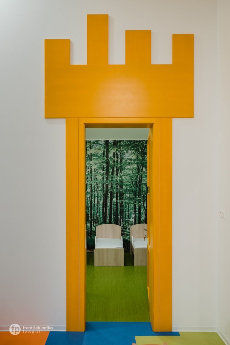 Máme veľkú radosť, že projekt novostavby detských jaslí v obci Predmier, okres Bytča dosiahol svoju reálnu podobu. Nahliadnite do čistých a útulných priestorov…