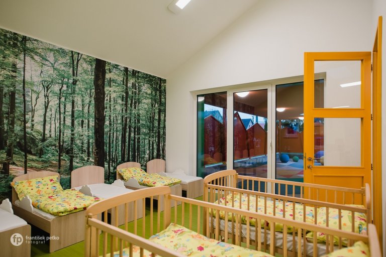 Máme veľkú radosť, že projekt novostavby detských jaslí v obci Predmier, okres Bytča dosiahol svoju reálnu podobu. Nahliadnite do čistých a útulných priestorov…