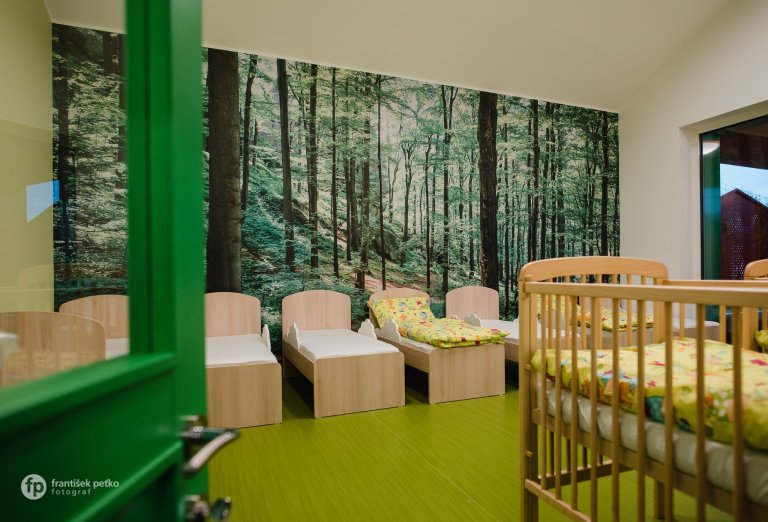 Máme veľkú radosť, že projekt novostavby detských jaslí v obci Predmier, okres Bytča dosiahol svoju reálnu podobu. Nahliadnite do čistých a útulných priestorov…