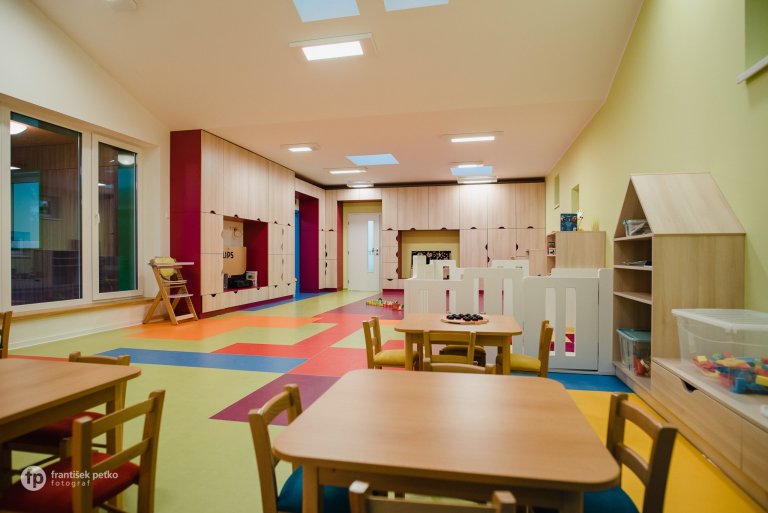 Máme veľkú radosť, že projekt novostavby detských jaslí v obci Predmier, okres Bytča dosiahol svoju reálnu podobu. Nahliadnite do čistých a útulných priestorov…