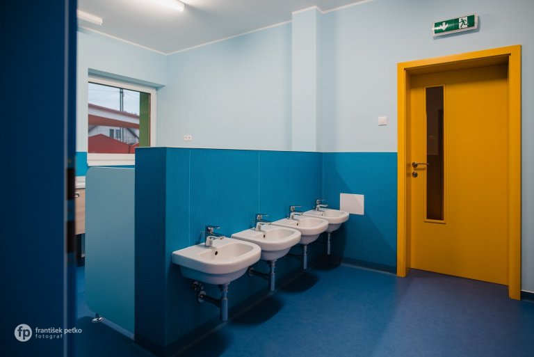 Máme veľkú radosť, že projekt novostavby detských jaslí v obci Predmier, okres Bytča dosiahol svoju reálnu podobu. Nahliadnite do čistých a útulných priestorov…