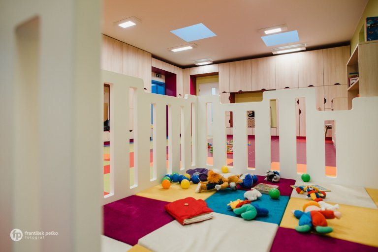 Máme veľkú radosť, že projekt novostavby detských jaslí v obci Predmier, okres Bytča dosiahol svoju reálnu podobu. Nahliadnite do čistých a útulných priestorov…