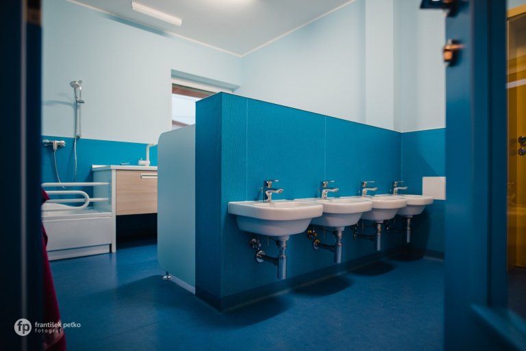 Máme veľkú radosť, že projekt novostavby detských jaslí v obci Predmier, okres Bytča dosiahol svoju reálnu podobu. Nahliadnite do čistých a útulných priestorov…