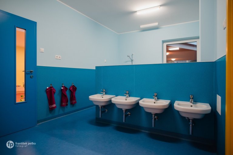 Máme veľkú radosť, že projekt novostavby detských jaslí v obci Predmier, okres Bytča dosiahol svoju reálnu podobu. Nahliadnite do čistých a útulných priestorov…