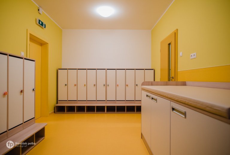 Máme veľkú radosť, že projekt novostavby detských jaslí v obci Predmier, okres Bytča dosiahol svoju reálnu podobu. Nahliadnite do čistých a útulných priestorov…