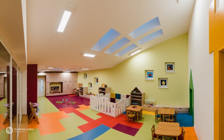 Máme veľkú radosť, že projekt novostavby detských jaslí v obci Predmier, okres Bytča dosiahol svoju reálnu podobu. Nahliadnite do čistých a útulných priestorov…