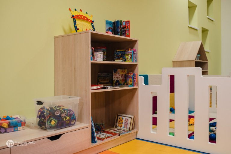 Máme veľkú radosť, že projekt novostavby detských jaslí v obci Predmier, okres Bytča dosiahol svoju reálnu podobu. Nahliadnite do čistých a útulných priestorov…