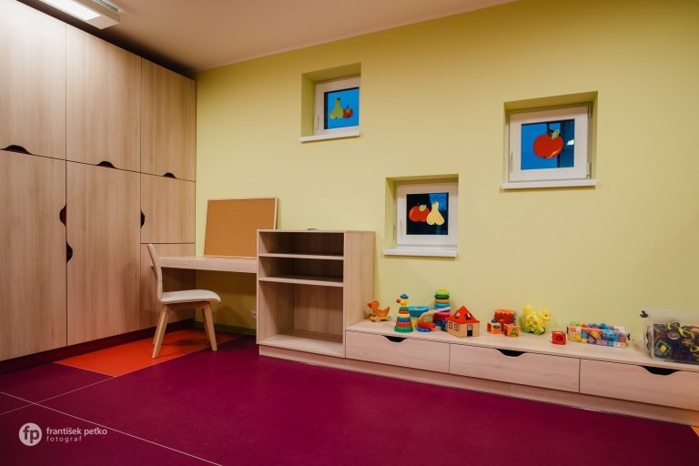 Máme veľkú radosť, že projekt novostavby detských jaslí v obci Predmier, okres Bytča dosiahol svoju reálnu podobu. Nahliadnite do čistých a útulných priestorov…