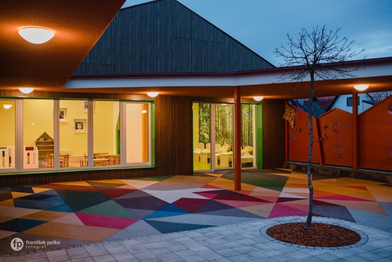 Máme veľkú radosť, že projekt novostavby detských jaslí v obci Predmier, okres Bytča dosiahol svoju reálnu podobu. Nahliadnite do čistých a útulných priestorov…