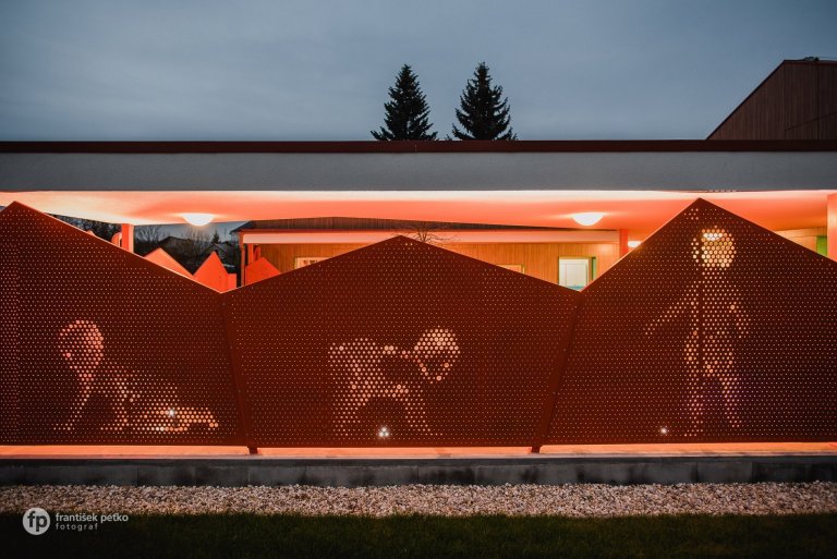 Máme veľkú radosť, že projekt novostavby detských jaslí v obci Predmier, okres Bytča dosiahol svoju reálnu podobu. Nahliadnite do čistých a útulných priestorov…