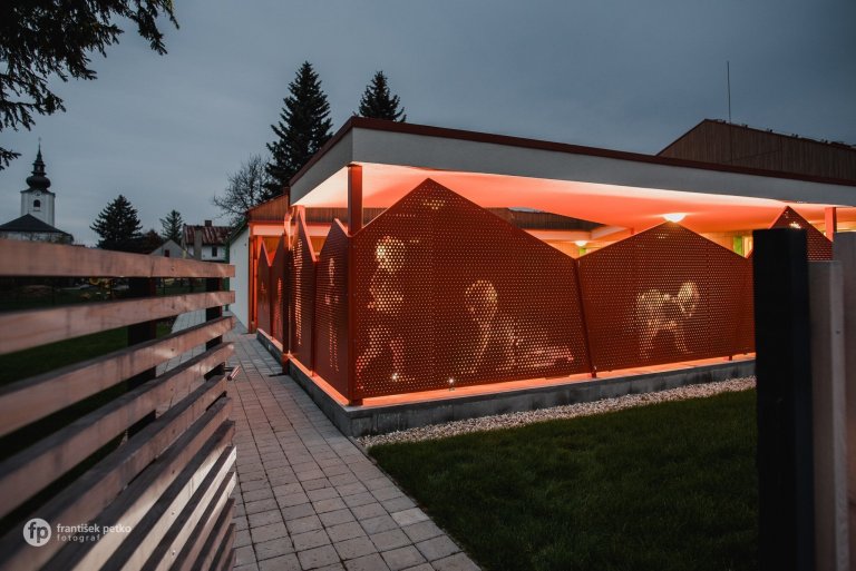 Máme veľkú radosť, že projekt novostavby detských jaslí v obci Predmier, okres Bytča dosiahol svoju reálnu podobu. Nahliadnite do čistých a útulných priestorov…