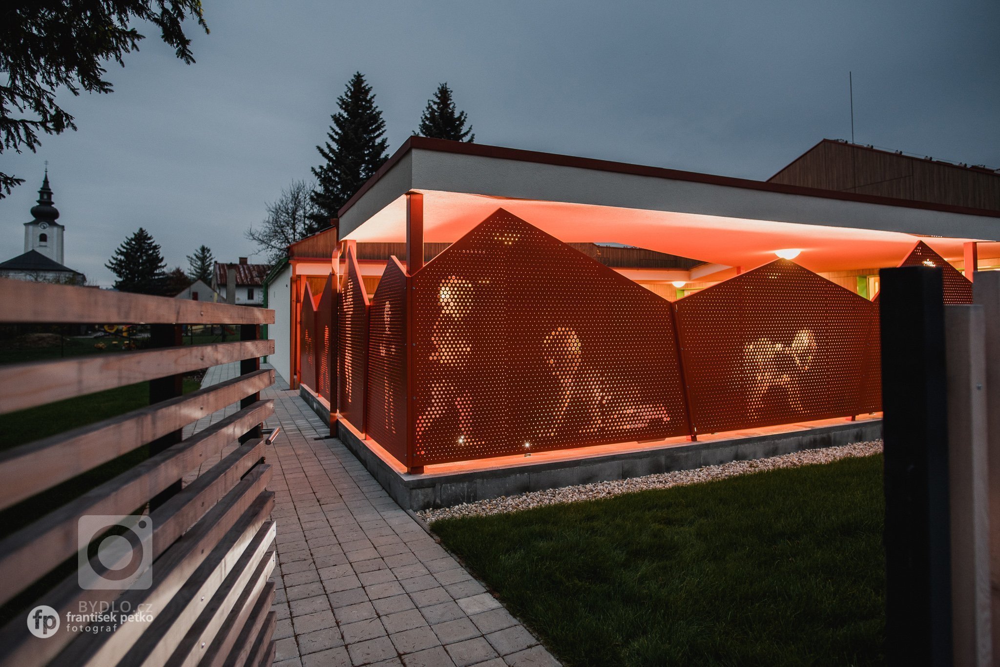 Máme veľkú radosť, že projekt novostavby detských jaslí v obci Predmier, okres Bytča dosiahol svoju reálnu podobu. Nahliadnite do čistých a útulných priestorov…