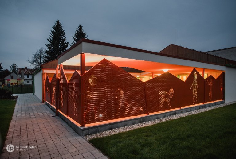 Máme veľkú radosť, že projekt novostavby detských jaslí v obci Predmier, okres Bytča dosiahol svoju reálnu podobu. Nahliadnite do čistých a útulných priestorov…