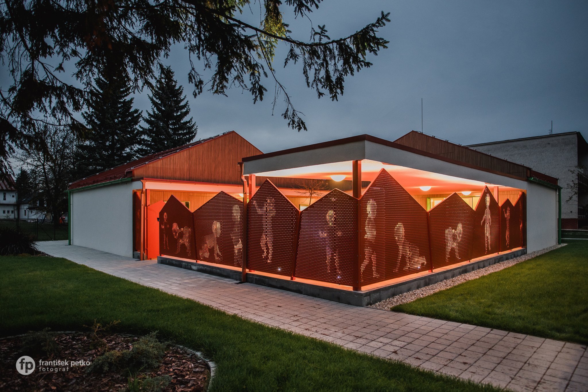 Máme veľkú radosť, že projekt novostavby detských jaslí v obci Predmier, okres Bytča dosiahol svoju reálnu podobu. Nahliadnite do čistých a útulných priestorov…