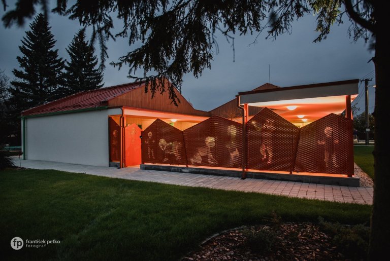 Máme veľkú radosť, že projekt novostavby detských jaslí v obci Predmier, okres Bytča dosiahol svoju reálnu podobu. Nahliadnite do čistých a útulných priestorov…