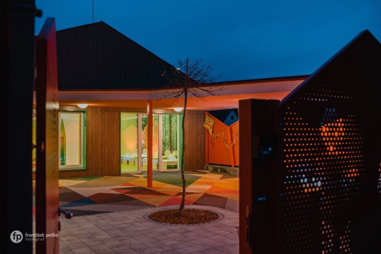 Máme veľkú radosť, že projekt novostavby detských jaslí v obci Predmier, okres Bytča dosiahol svoju reálnu podobu. Nahliadnite do čistých a útulných priestorov…