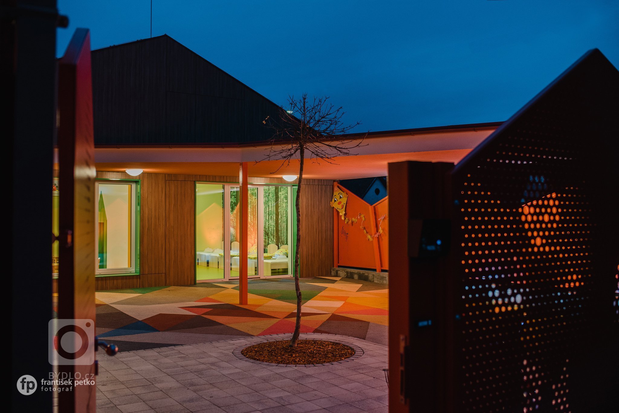 Máme veľkú radosť, že projekt novostavby detských jaslí v obci Predmier, okres Bytča dosiahol svoju reálnu podobu. Nahliadnite do čistých a útulných priestorov…