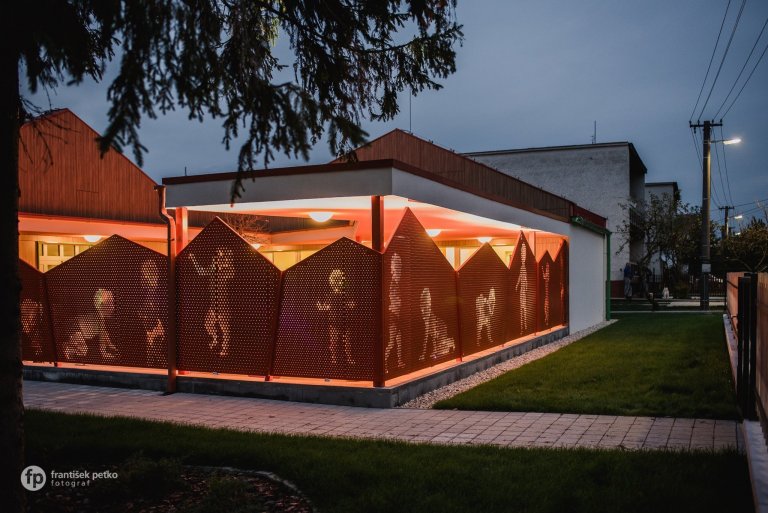 Máme veľkú radosť, že projekt novostavby detských jaslí v obci Predmier, okres Bytča dosiahol svoju reálnu podobu. Nahliadnite do čistých a útulných priestorov…