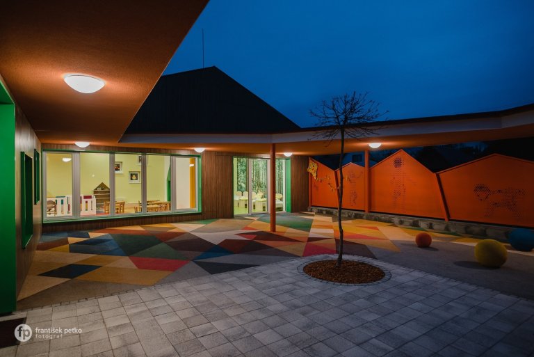 Máme veľkú radosť, že projekt novostavby detských jaslí v obci Predmier, okres Bytča dosiahol svoju reálnu podobu. Nahliadnite do čistých a útulných priestorov…