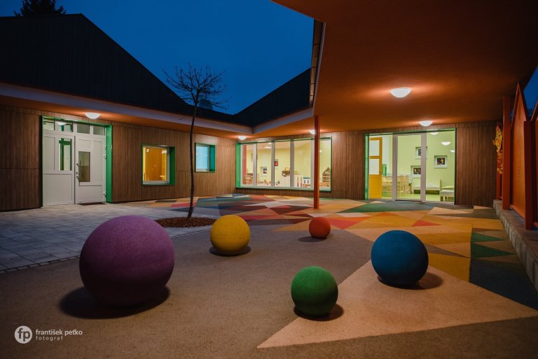 Máme veľkú radosť, že projekt novostavby detských jaslí v obci Predmier, okres Bytča dosiahol svoju reálnu podobu. Nahliadnite do čistých a útulných priestorov…