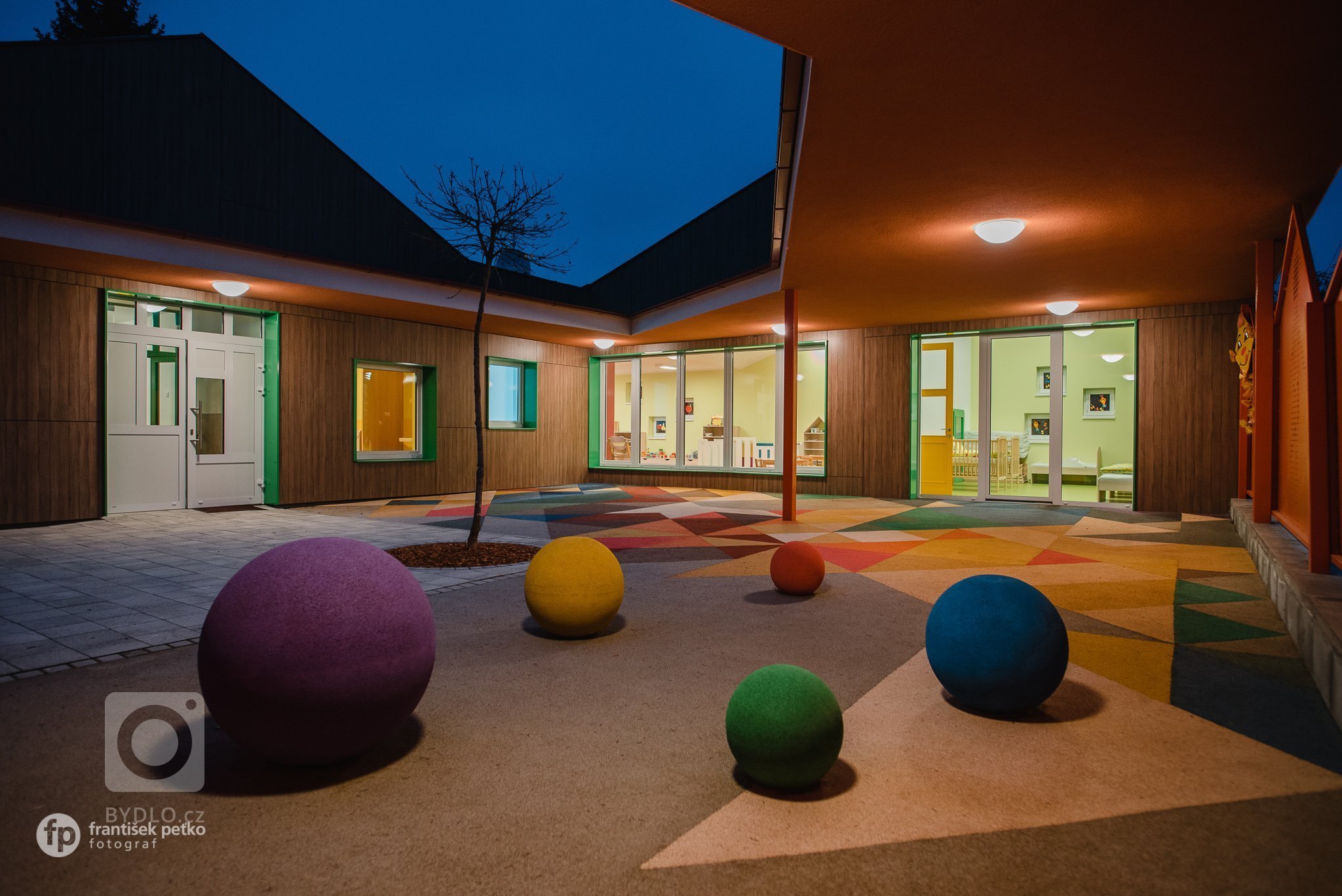 Máme veľkú radosť, že projekt novostavby detských jaslí v obci Predmier, okres Bytča dosiahol svoju reálnu podobu. Nahliadnite do čistých a útulných priestorov…