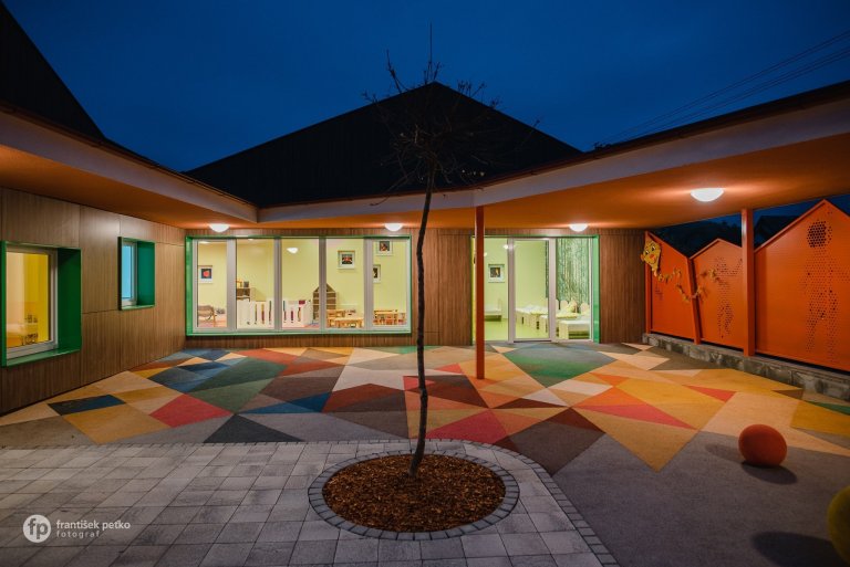 Máme veľkú radosť, že projekt novostavby detských jaslí v obci Predmier, okres Bytča dosiahol svoju reálnu podobu. Nahliadnite do čistých a útulných priestorov…