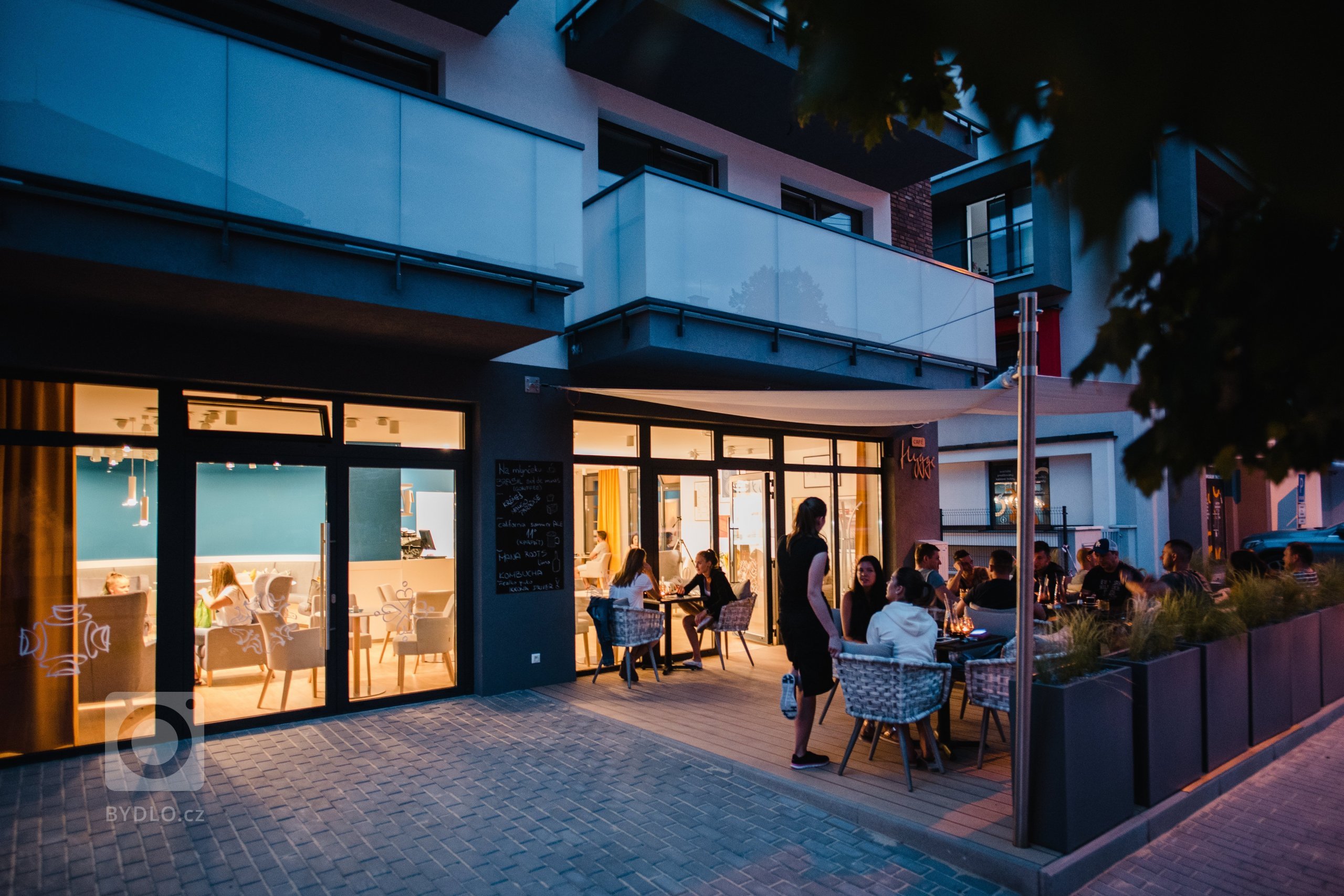 Cieľom bolo vytvoriť jedinečný a&nbsp;originálny interiér kaviarne v&nbsp;škandinávskom štýle podľa požiadaviek investorov s&nbsp;použitím modrej petrolejovej…