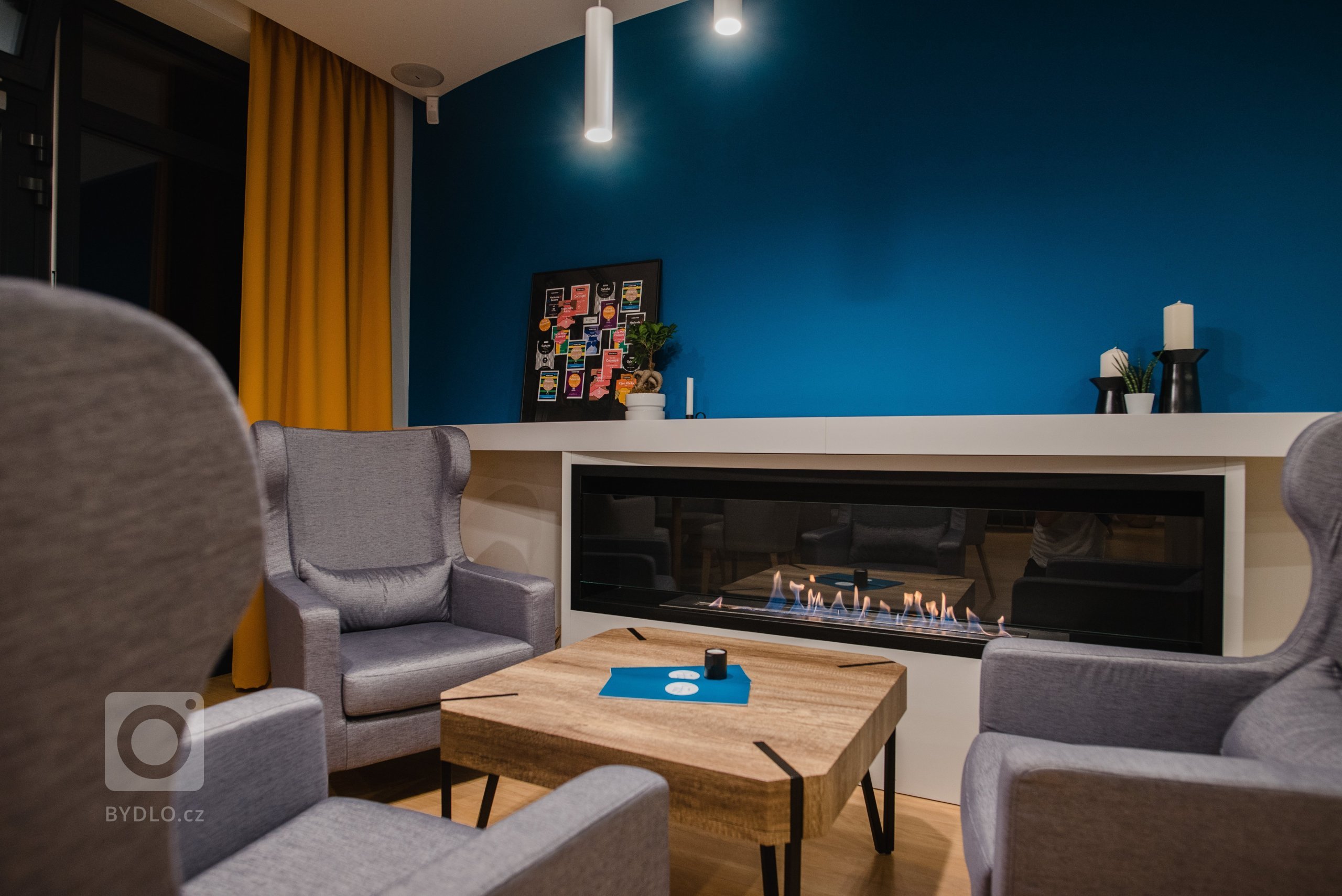 Cieľom bolo vytvoriť jedinečný a&nbsp;originálny interiér kaviarne v&nbsp;škandinávskom štýle podľa požiadaviek investorov s&nbsp;použitím modrej petrolejovej…