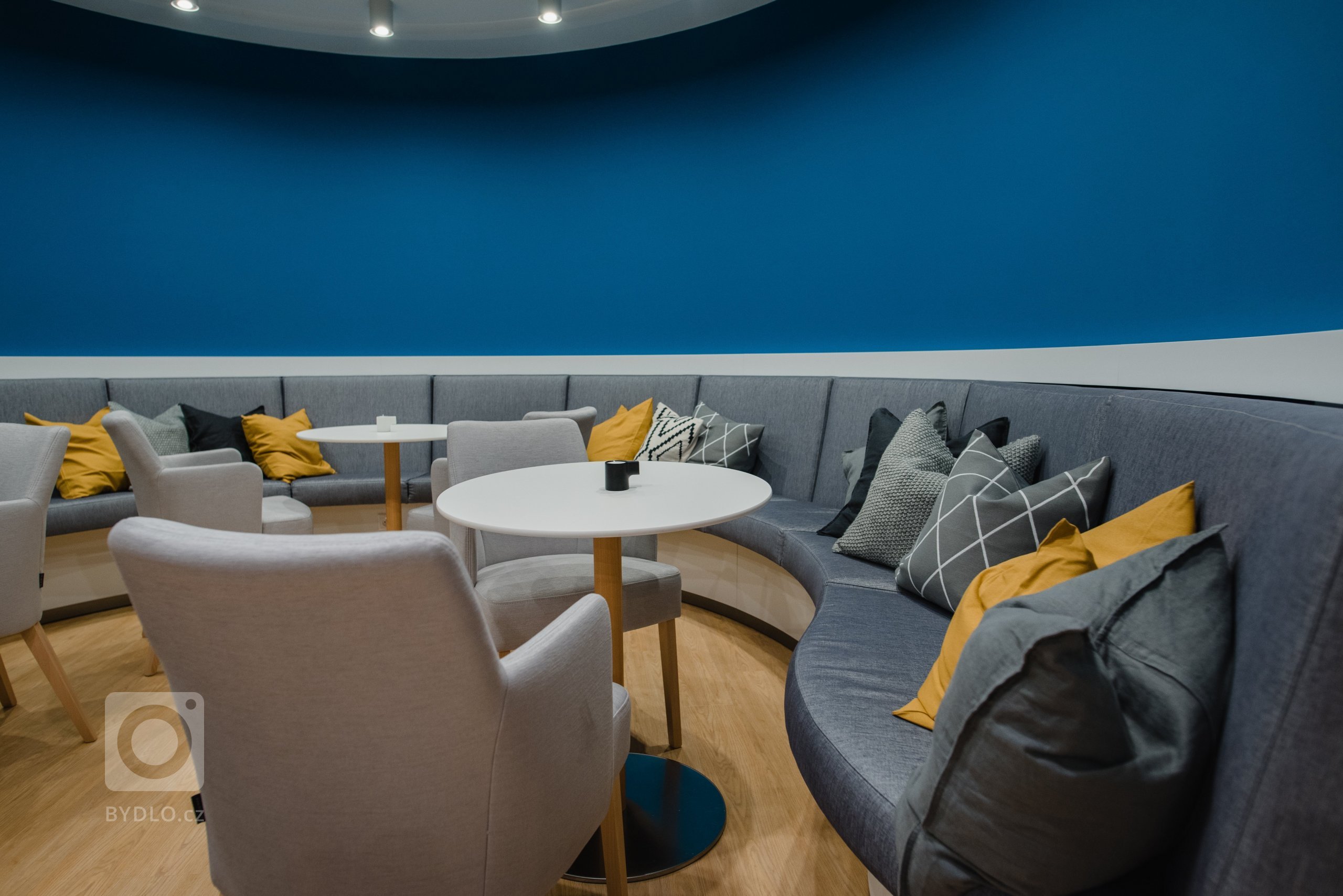 Cieľom bolo vytvoriť jedinečný a&nbsp;originálny interiér kaviarne v&nbsp;škandinávskom štýle podľa požiadaviek investorov s&nbsp;použitím modrej petrolejovej…