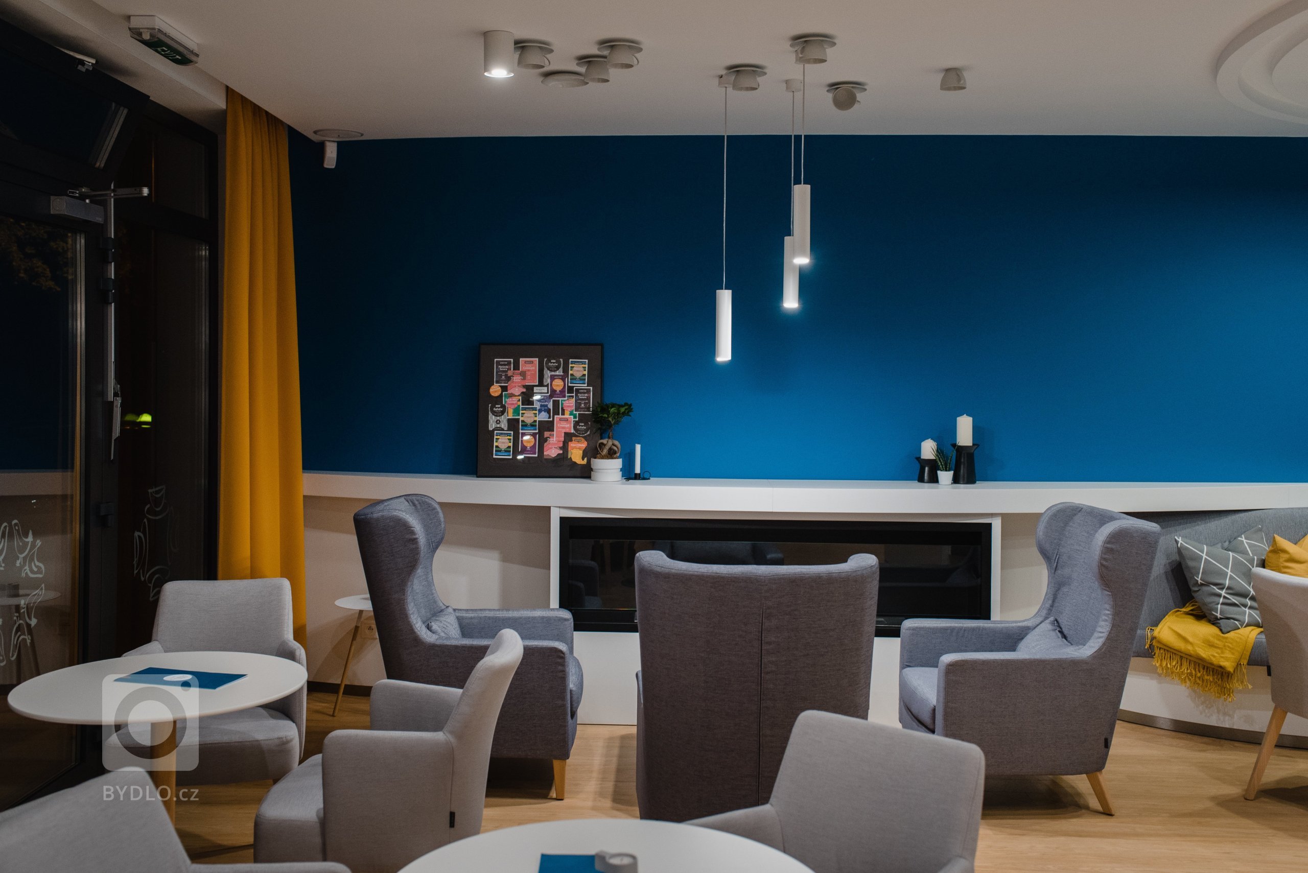 Cieľom bolo vytvoriť jedinečný a&nbsp;originálny interiér kaviarne v&nbsp;škandinávskom štýle podľa požiadaviek investorov s&nbsp;použitím modrej petrolejovej…