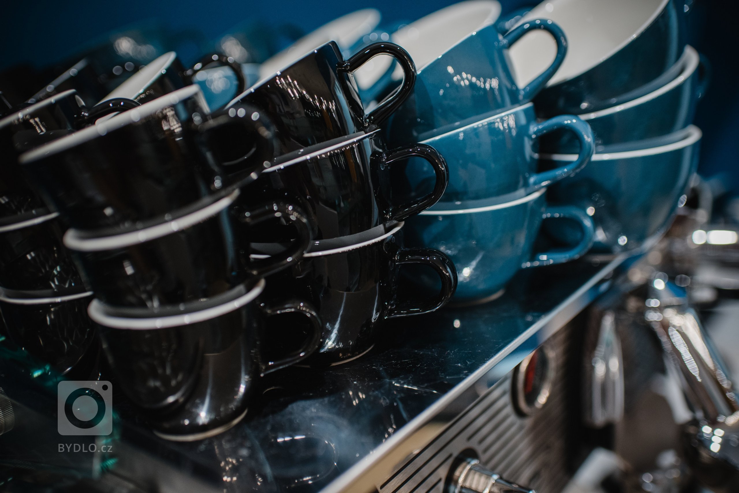 Cieľom bolo vytvoriť jedinečný a&nbsp;originálny interiér kaviarne v&nbsp;škandinávskom štýle podľa požiadaviek investorov s&nbsp;použitím modrej petrolejovej…