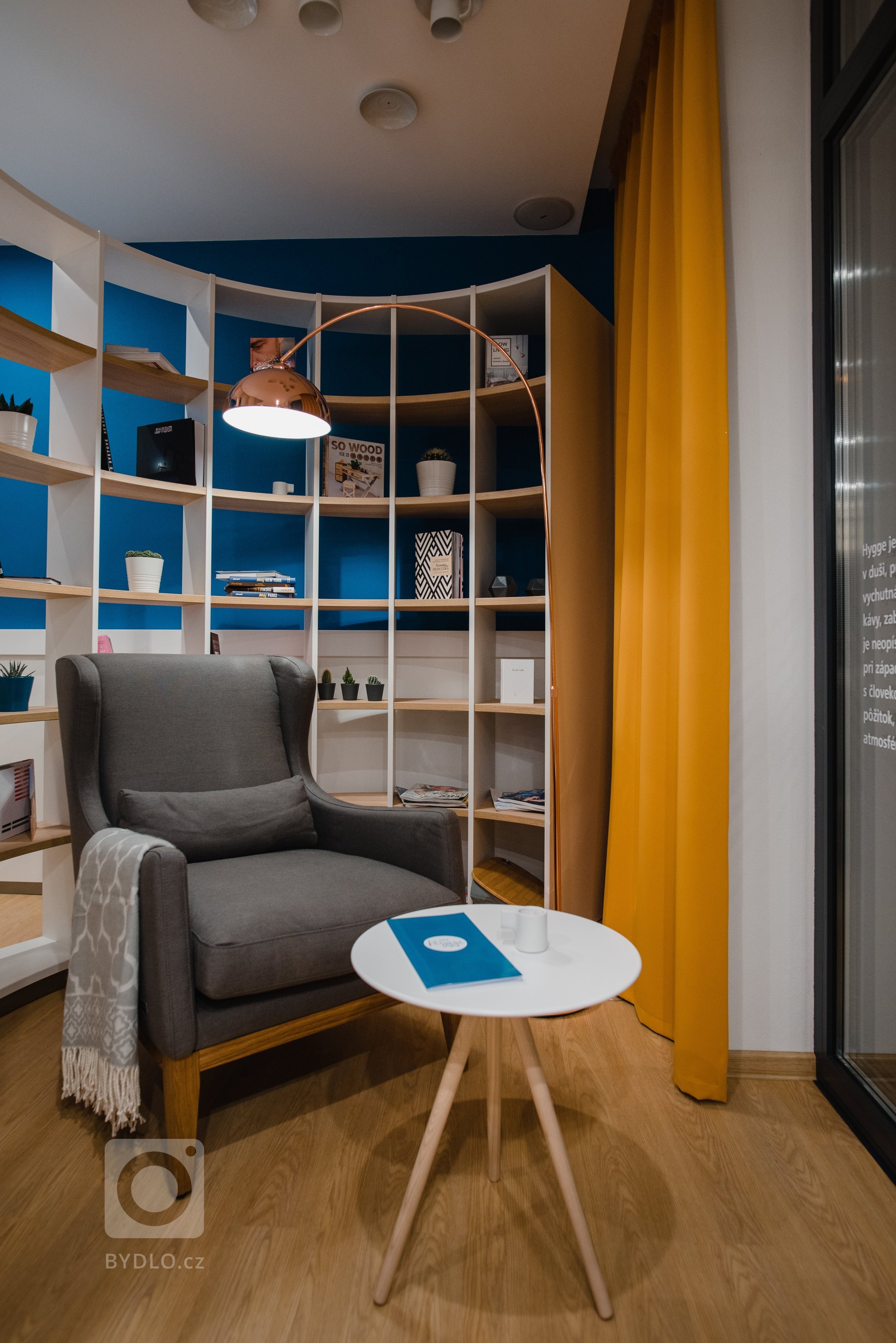 Cieľom bolo vytvoriť jedinečný a&nbsp;originálny interiér kaviarne v&nbsp;škandinávskom štýle podľa požiadaviek investorov s&nbsp;použitím modrej petrolejovej…