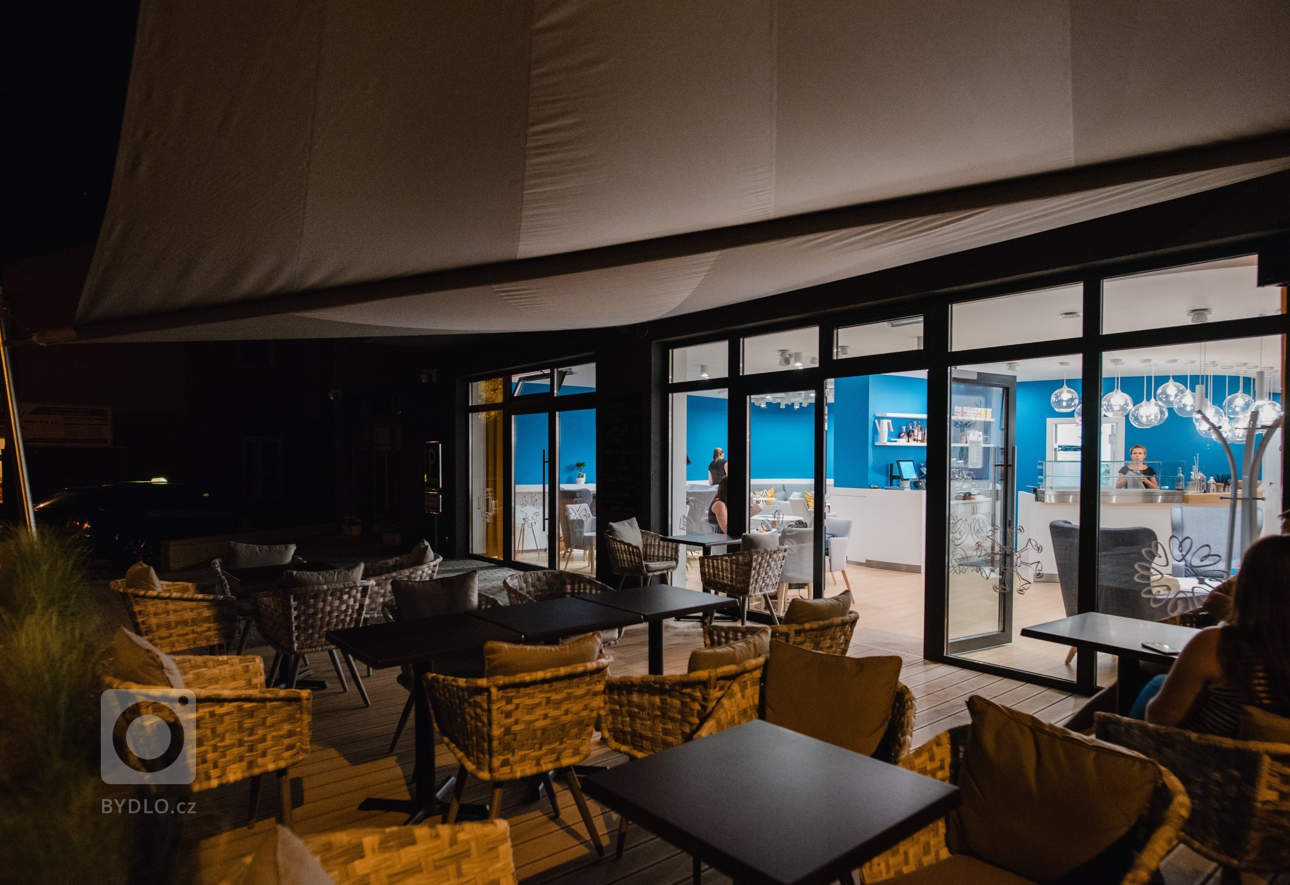 Cieľom bolo vytvoriť jedinečný a&nbsp;originálny interiér kaviarne v&nbsp;škandinávskom štýle podľa požiadaviek investorov s&nbsp;použitím modrej petrolejovej…