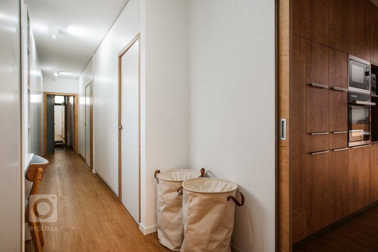 Novorealizovaný interiér v Považskej Bystrici podľa nášho návrhu sa dočkal svojho ukončenia. Nový interiéru do rodinného domu zo 70. rokov. Veríme, že vďaka…