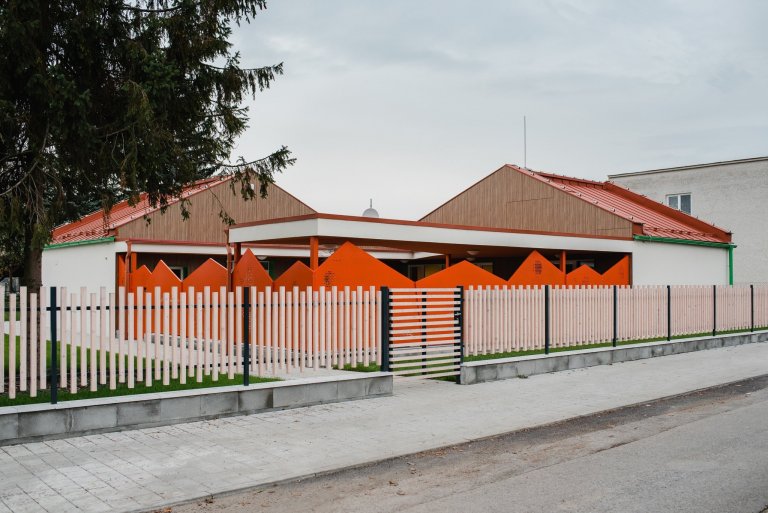 Máme veľkú radosť, že projekt novostavby detských jaslí v obci Predmier, okres Bytča dosiahol svoju reálnu podobu. Nahliadnite do čistých a útulných priestorov…